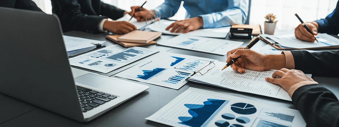 専⾨性と経験豊富なチーム